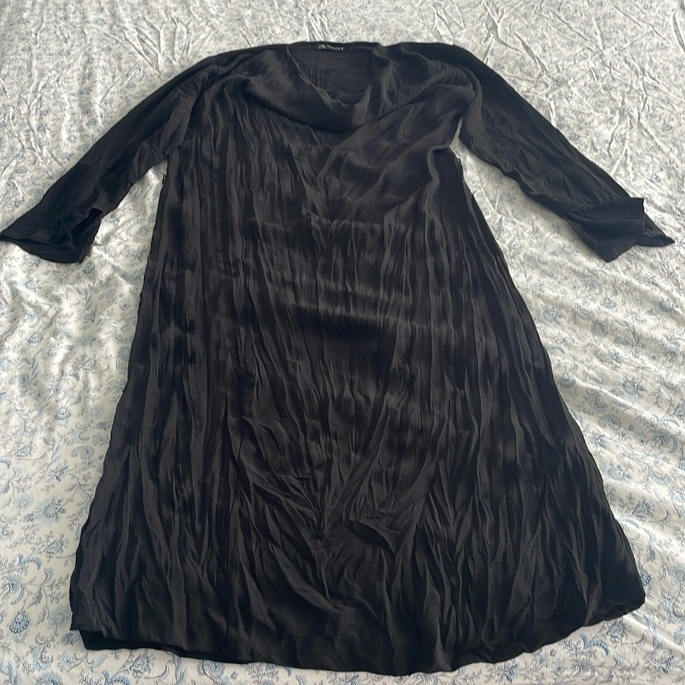 Zara ankle dress, wrinkled and flare sleeves
Size S, swooped neck.